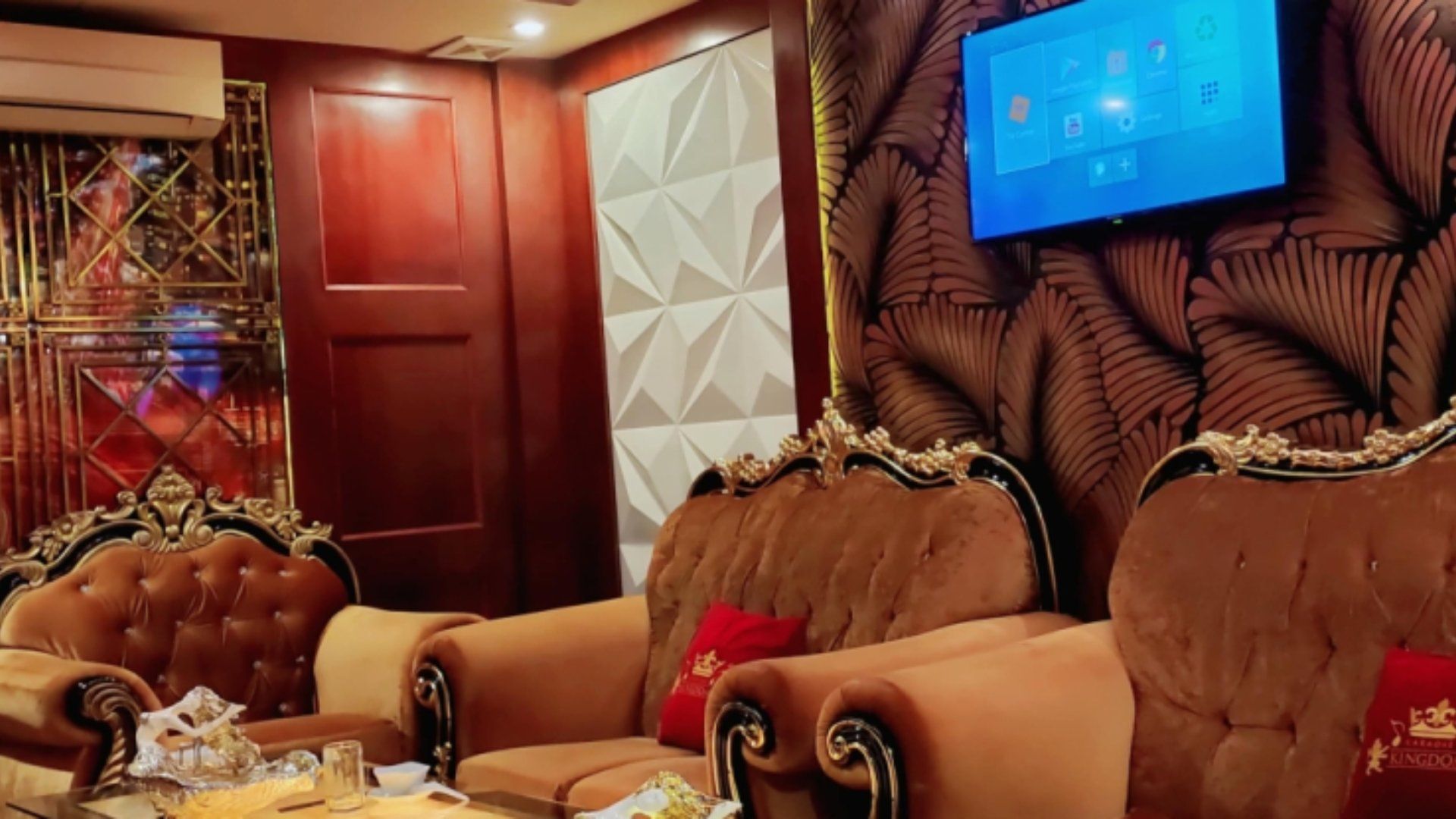 Kingdom Karaoke – Phạm Viết Chánh · ホーチミン