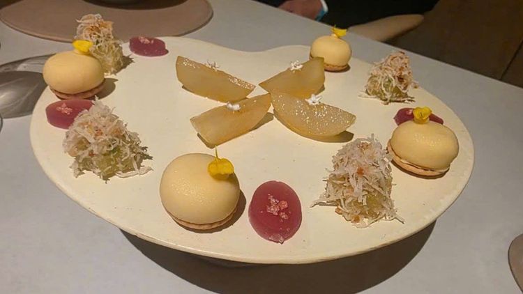 Upstairs Tasting Room  · 호치민 다이닝 갤러리 사진 4
