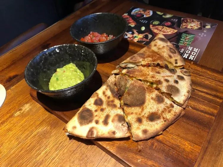 Layla - Eatery & Bar · 호치민 다이닝 갤러리 사진 3