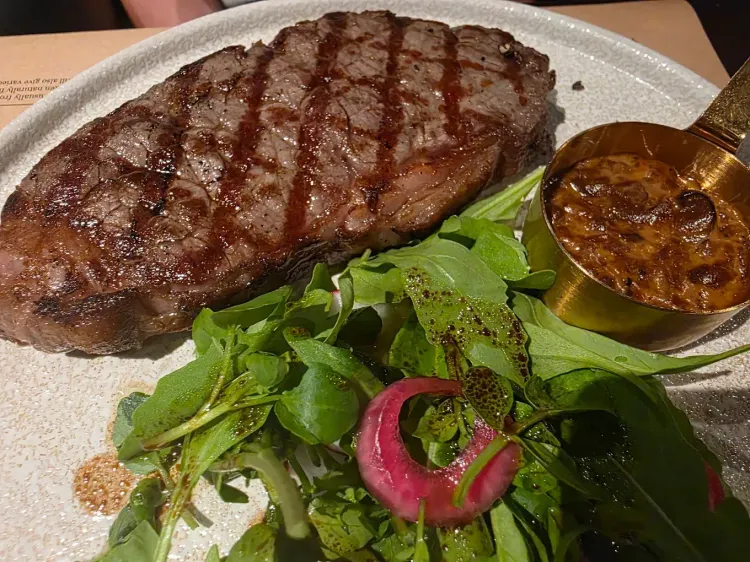 Stoker Woodfired Grill & Bar · 호치민 다이닝 갤러리 사진 3